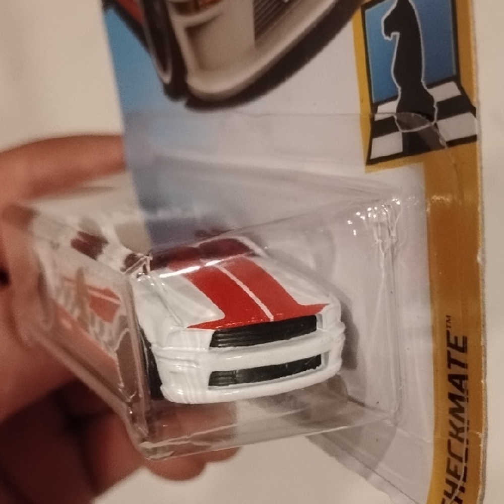 Mattel Hot Wheels '07 Ford Mustang - Red and White - Picture 4 of 8